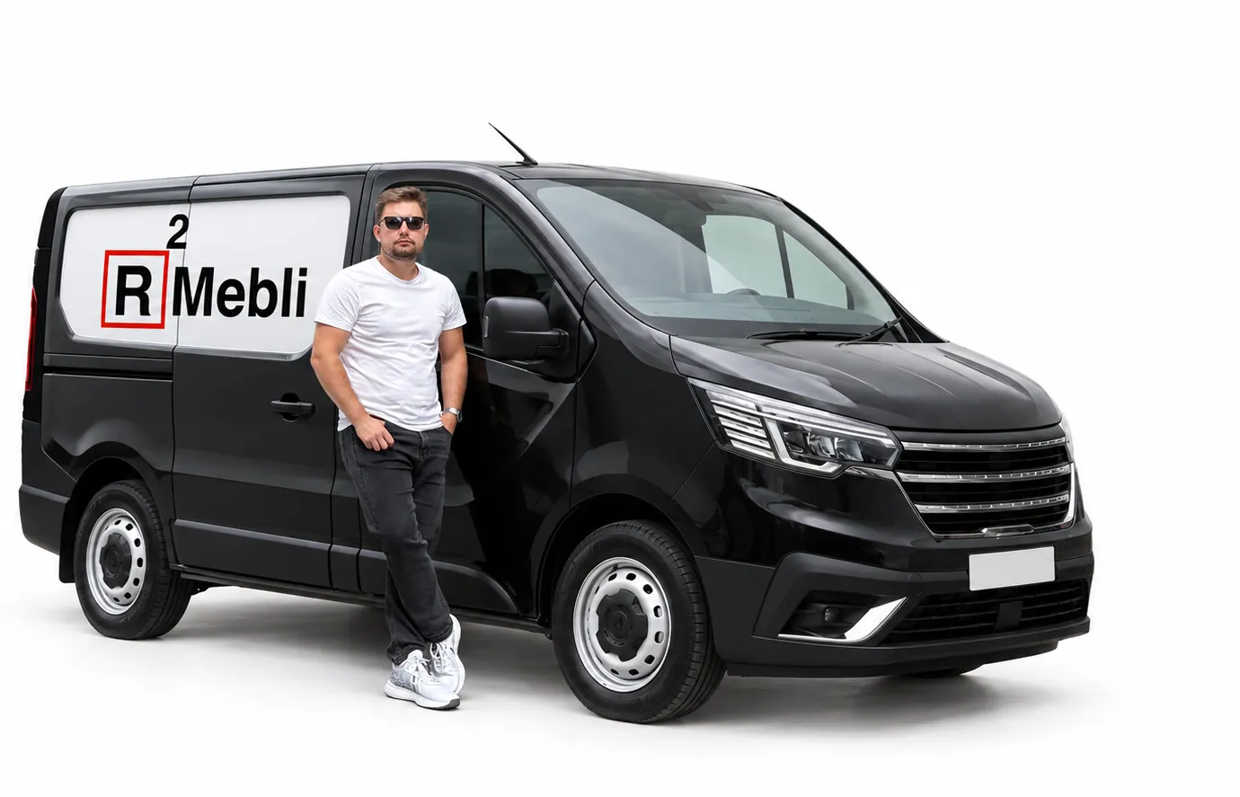 Представник R2MEBLI поруч із фірмовим автомобілем